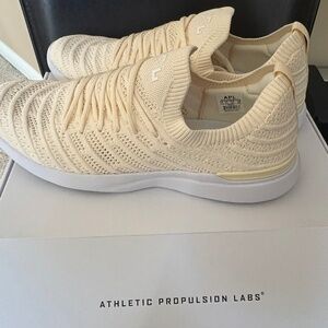 APL Techloom Wave Vanilla size 11.5 mens